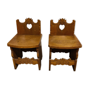 paire de chaises en chêne sculptées d’art populaire, années 1900