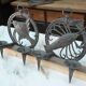 Paire d’appliques en métal sculpté signées RG