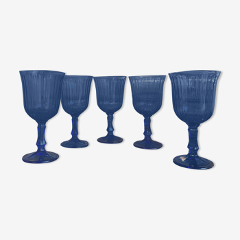 Verres à pied bleus