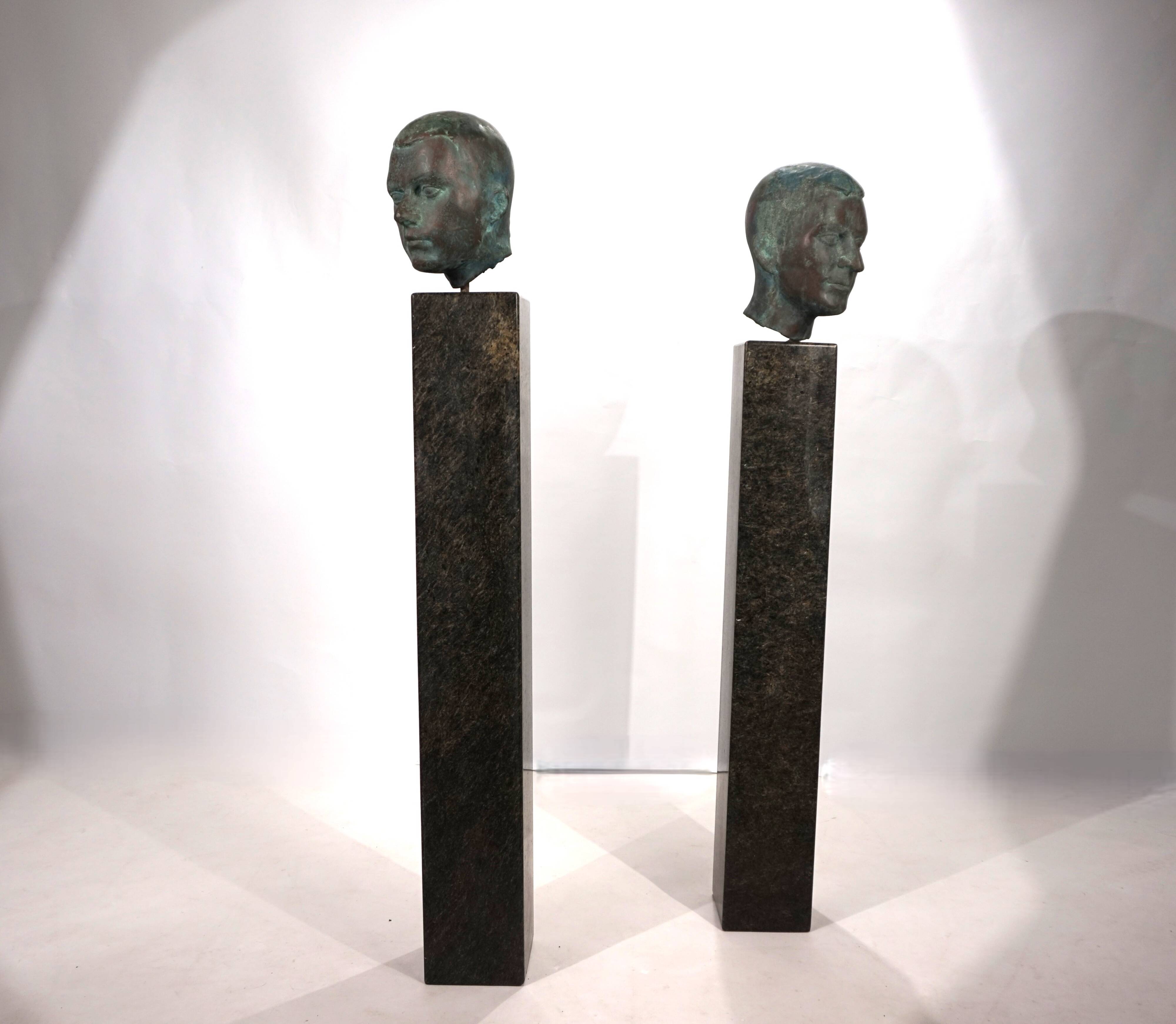 Ensemble de deux bustes en bronze sur stèles en granit par un élève de Georg Kolbe, 1925