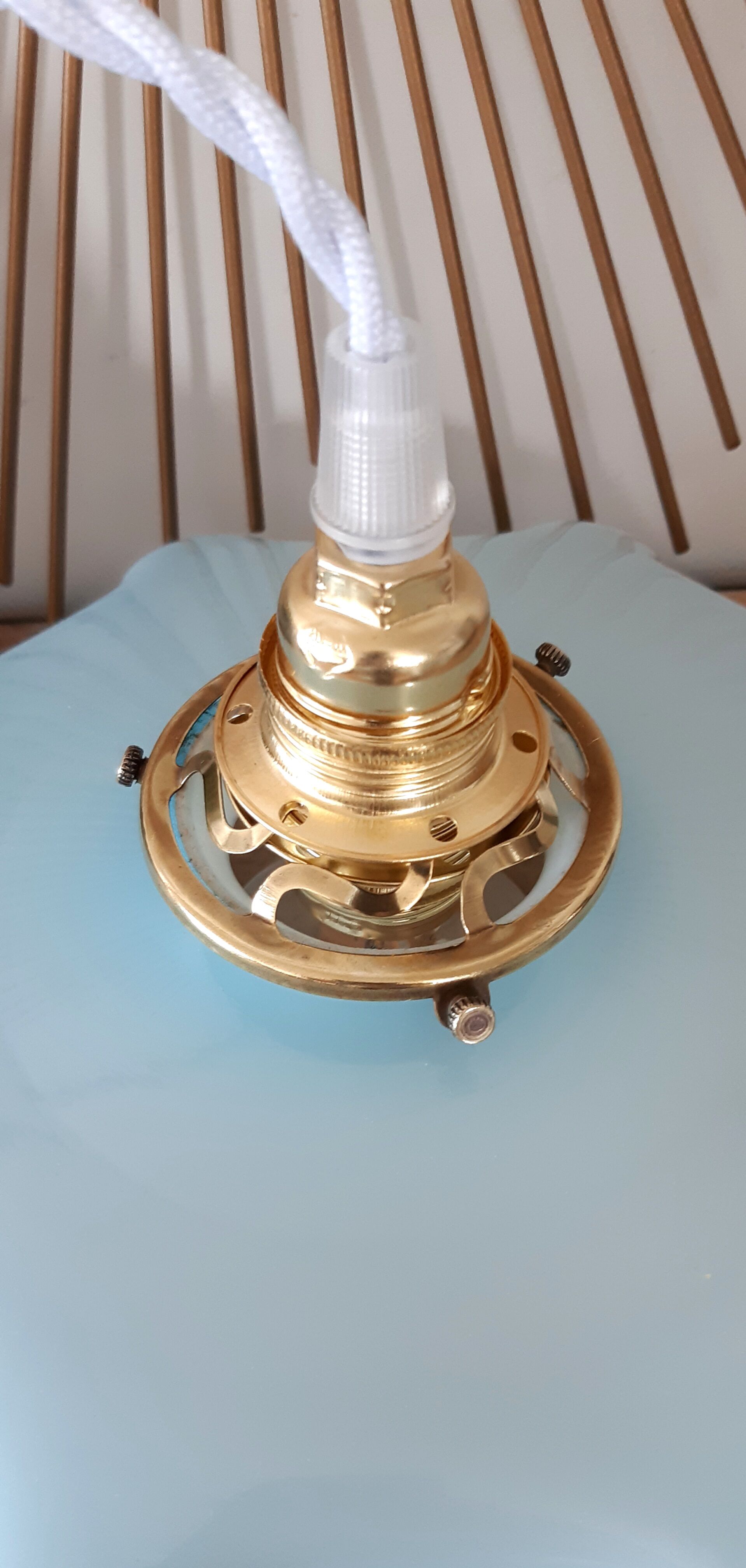 Blue opaline suspension