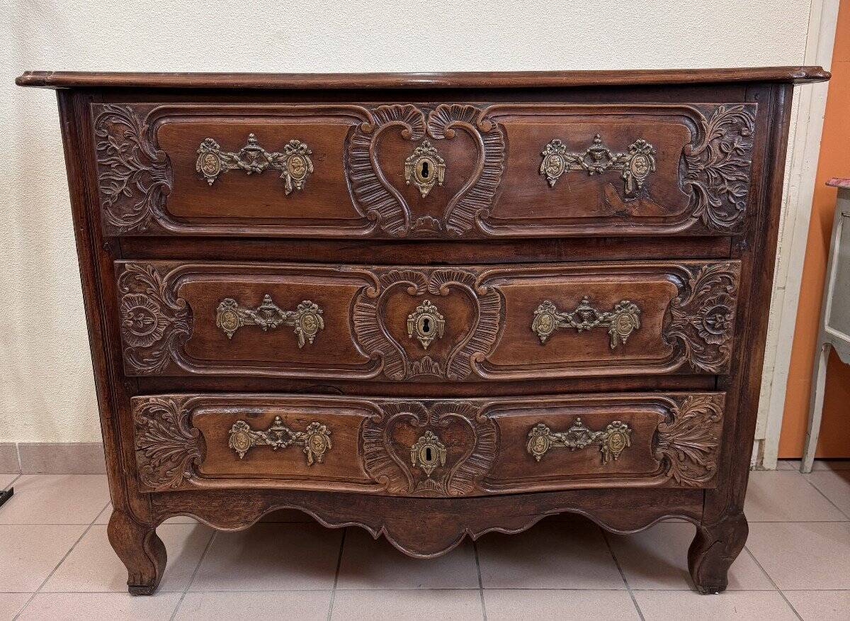 Curved Lyonnaise chest of drawers Louis XV period in solid walnut circa 1750