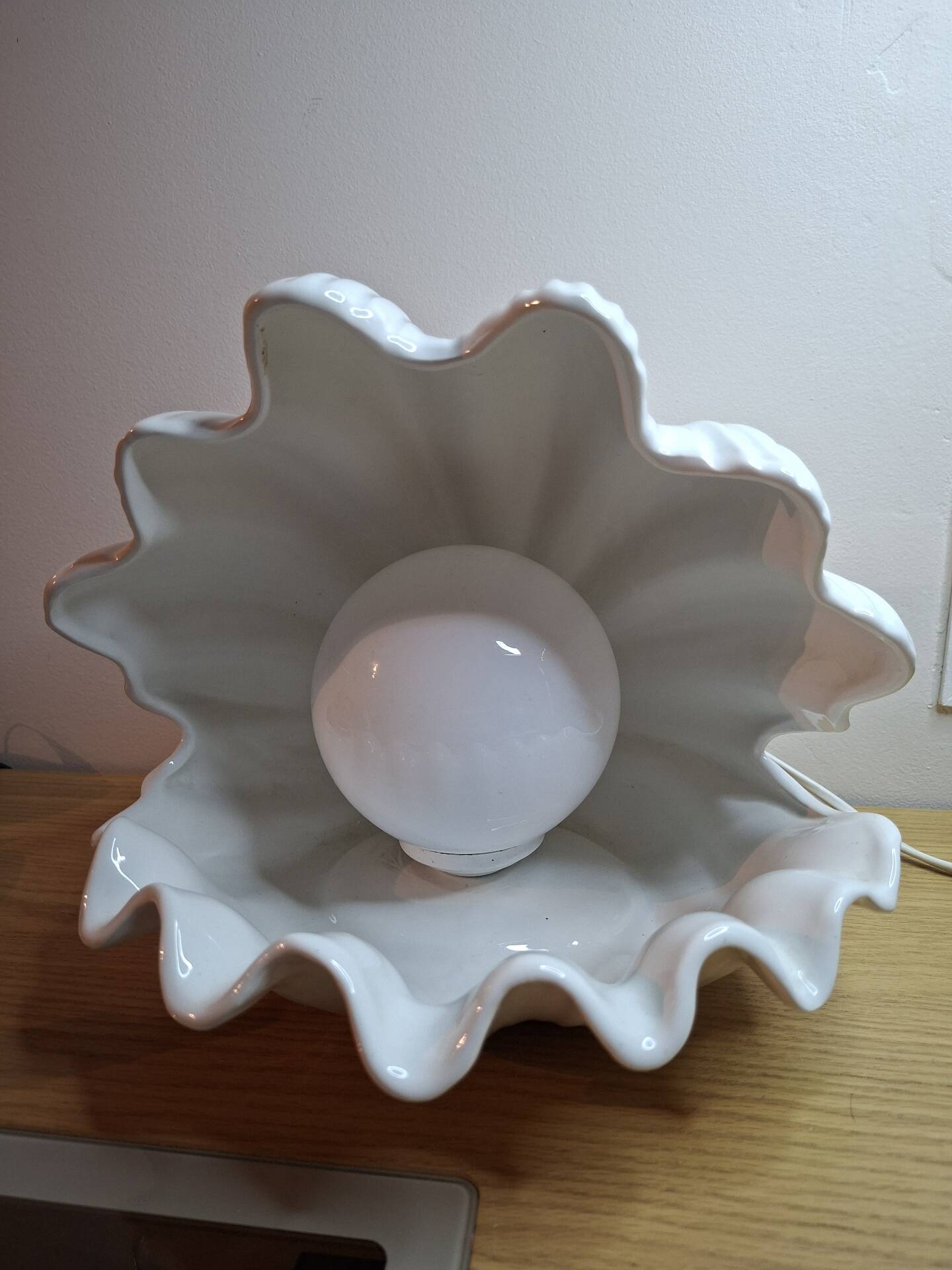 Vintage shell-shaped table lamp
