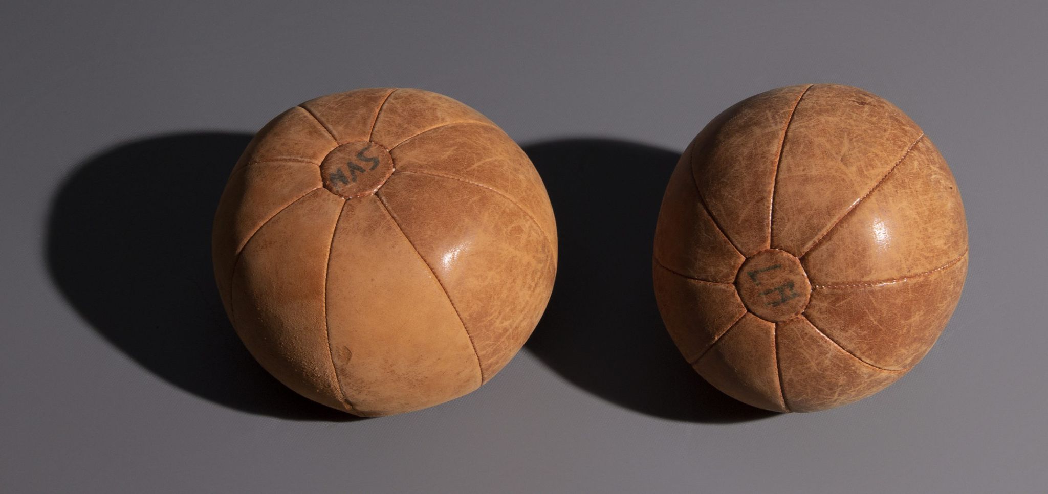Vintage medicine balloon in dark brown leather, 2 Kg