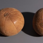 Vintage medicine balloon in dark brown leather, 2 Kg
