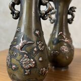 Paire de vases en bronze - Motifs asiatiques en relief en cuivre