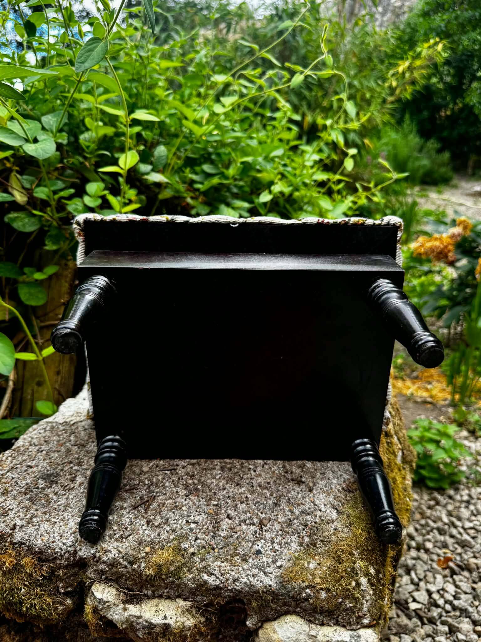 Repose pied coffre de rangement avec broderie vintage