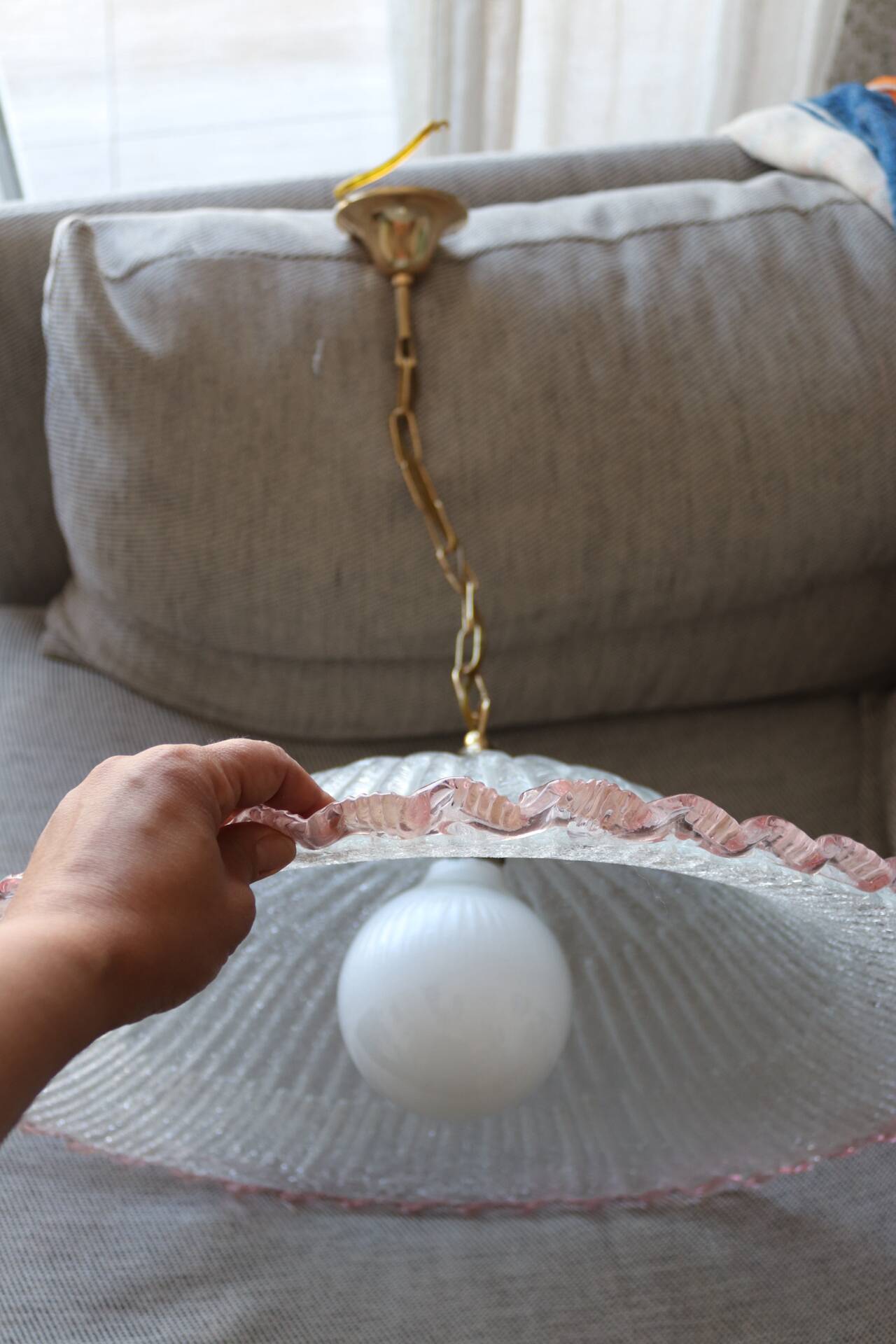 Large vintage Murano suspension in textured glass with a pink edge.