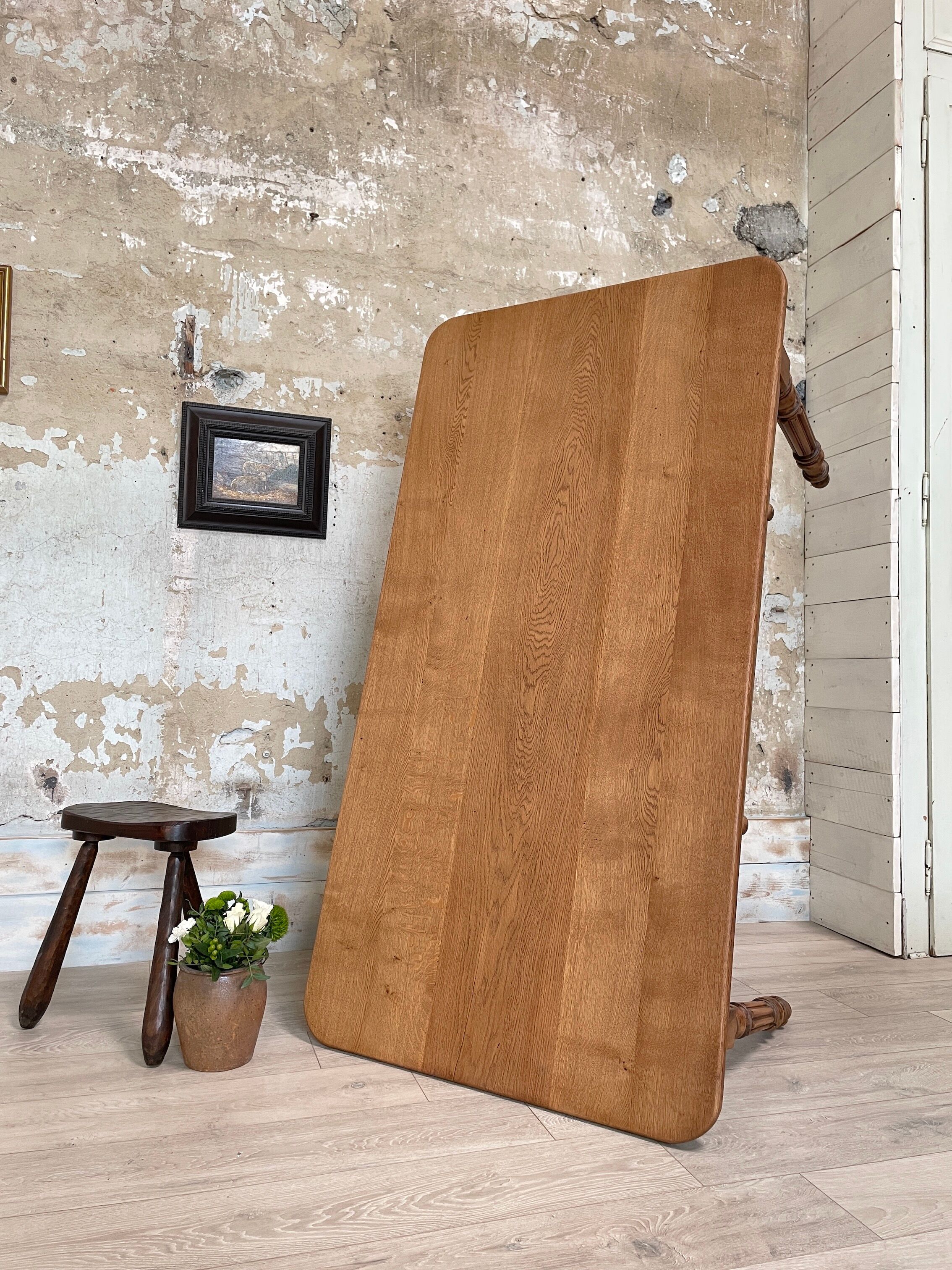 Table with turned legs in solid wood