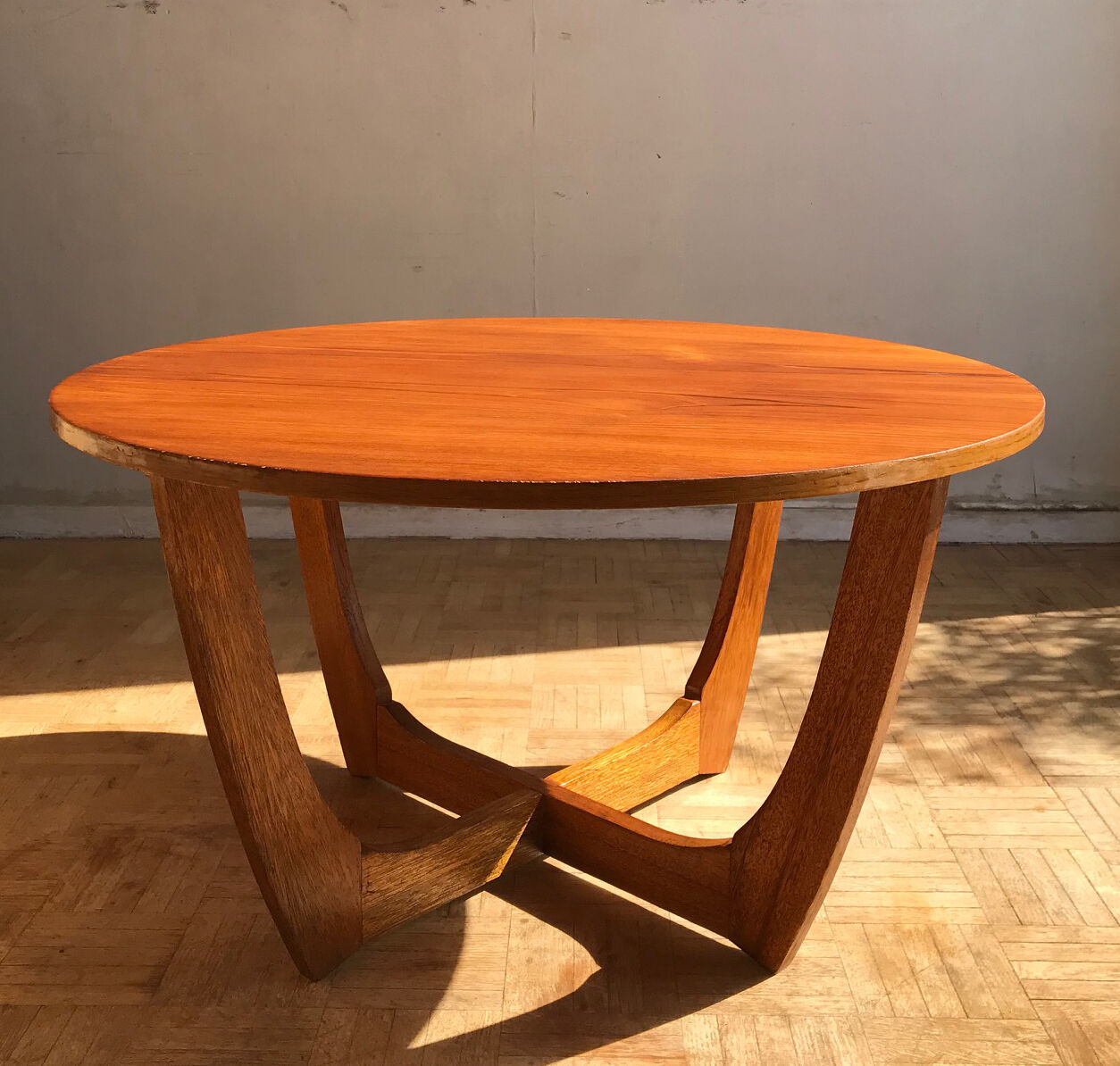 Table basse ronde en tek des années 1960