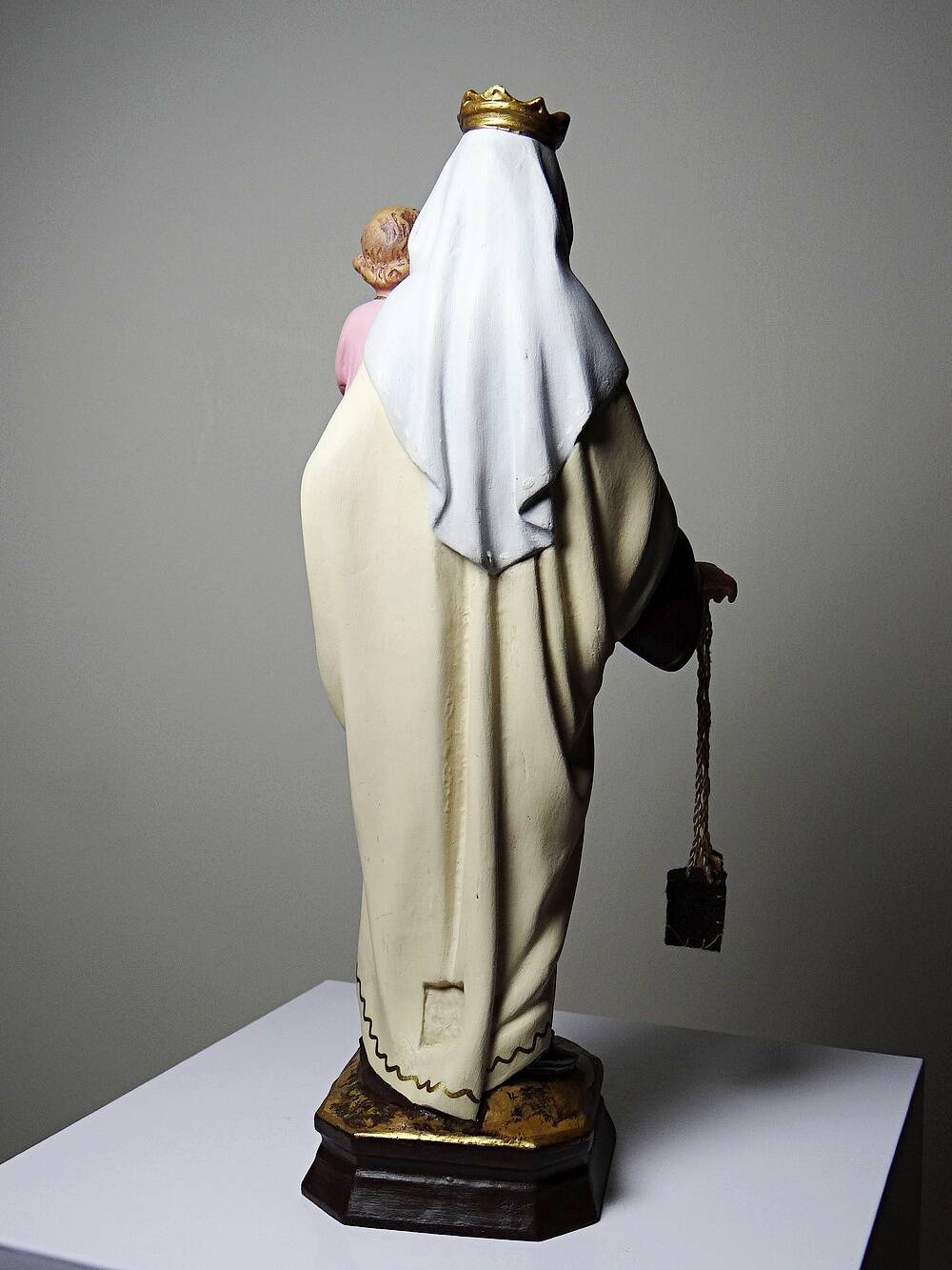 Statuette stuc ND du Mont Carmel, ateliers Olot, yeux en verre, 1920-1930