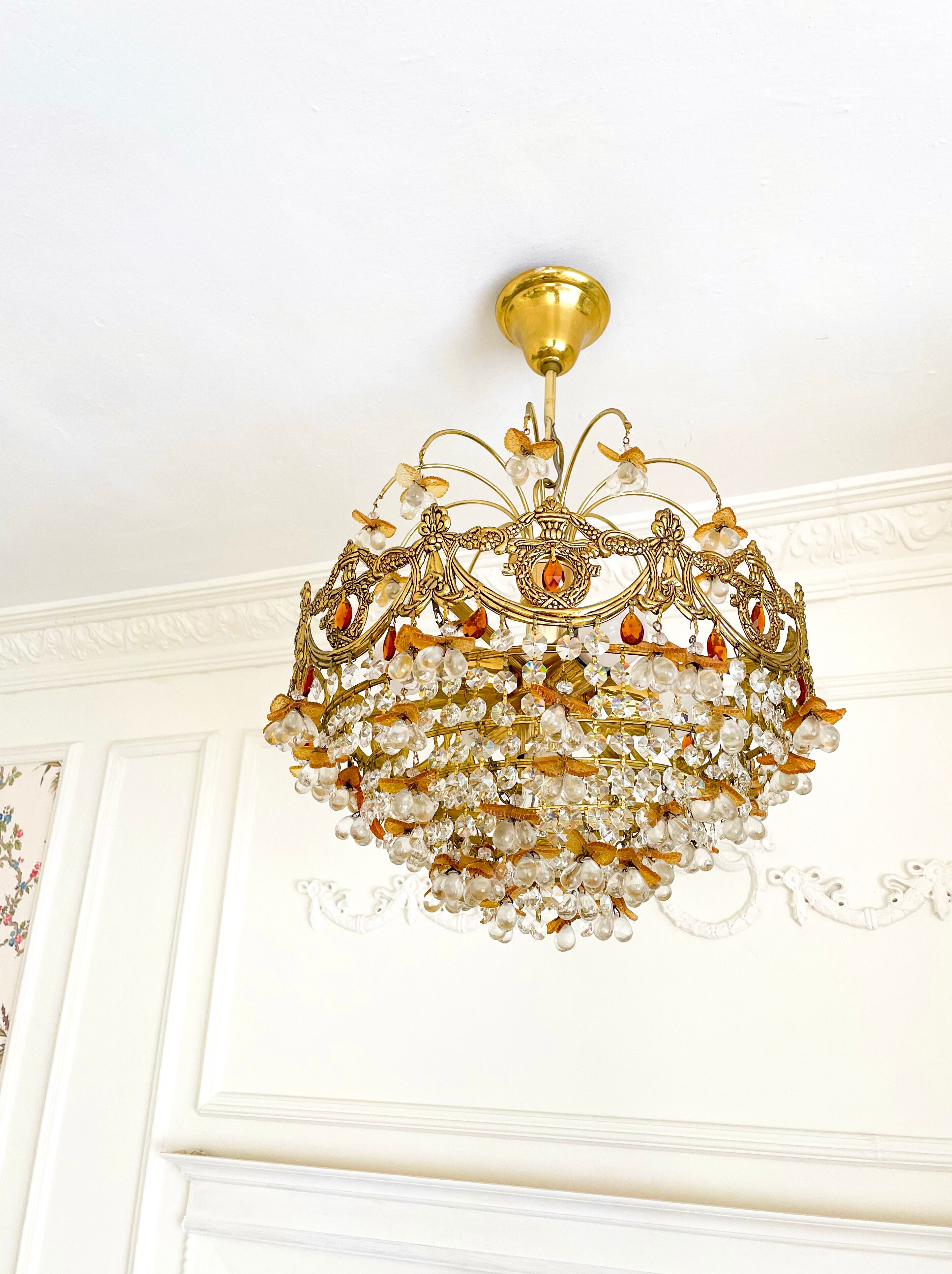 Exceptional vintage chandelier in Murano style crystal, orange, brass.