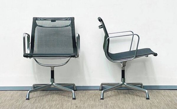 Paire de chaises Ch. Eames Alu Group résille Vitra Vintage