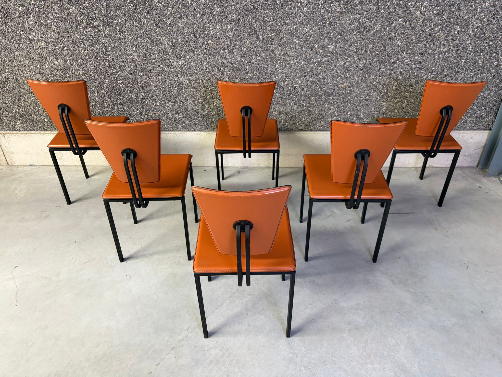 Ensemble de 6 chaises de salle à manger en cuir post-moderne, années 1970.