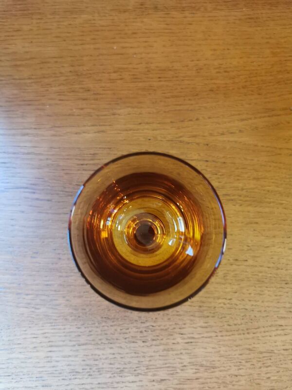 Suite de 11 verres à pied vintage ambre