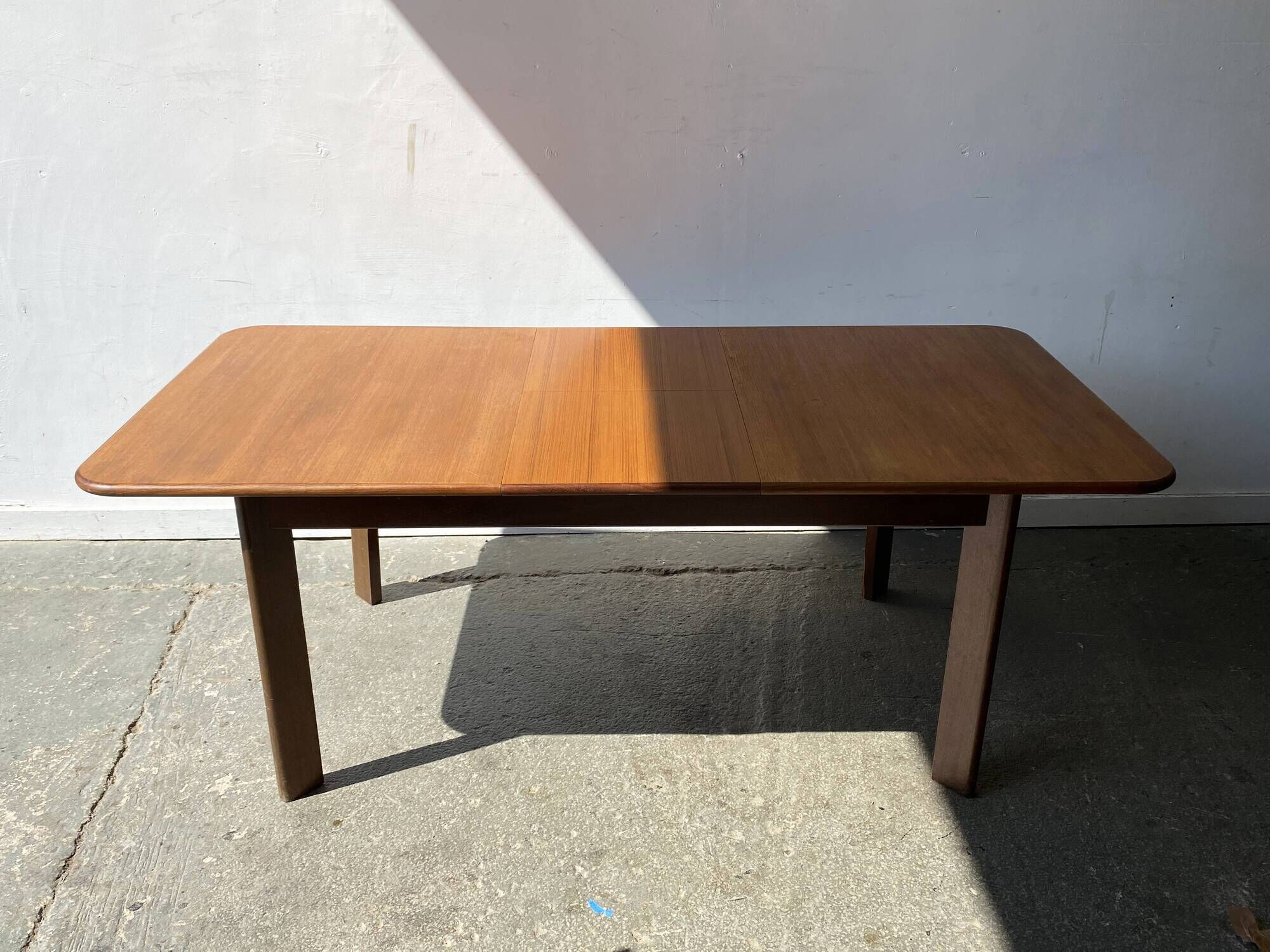 Table à manger G Plan moderne du milieu du siècle rare des années 1960 avec pieds inclinés