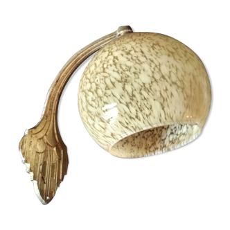 Applique art déco, laiton doré et globe en verre de Clichy moucheté jaune