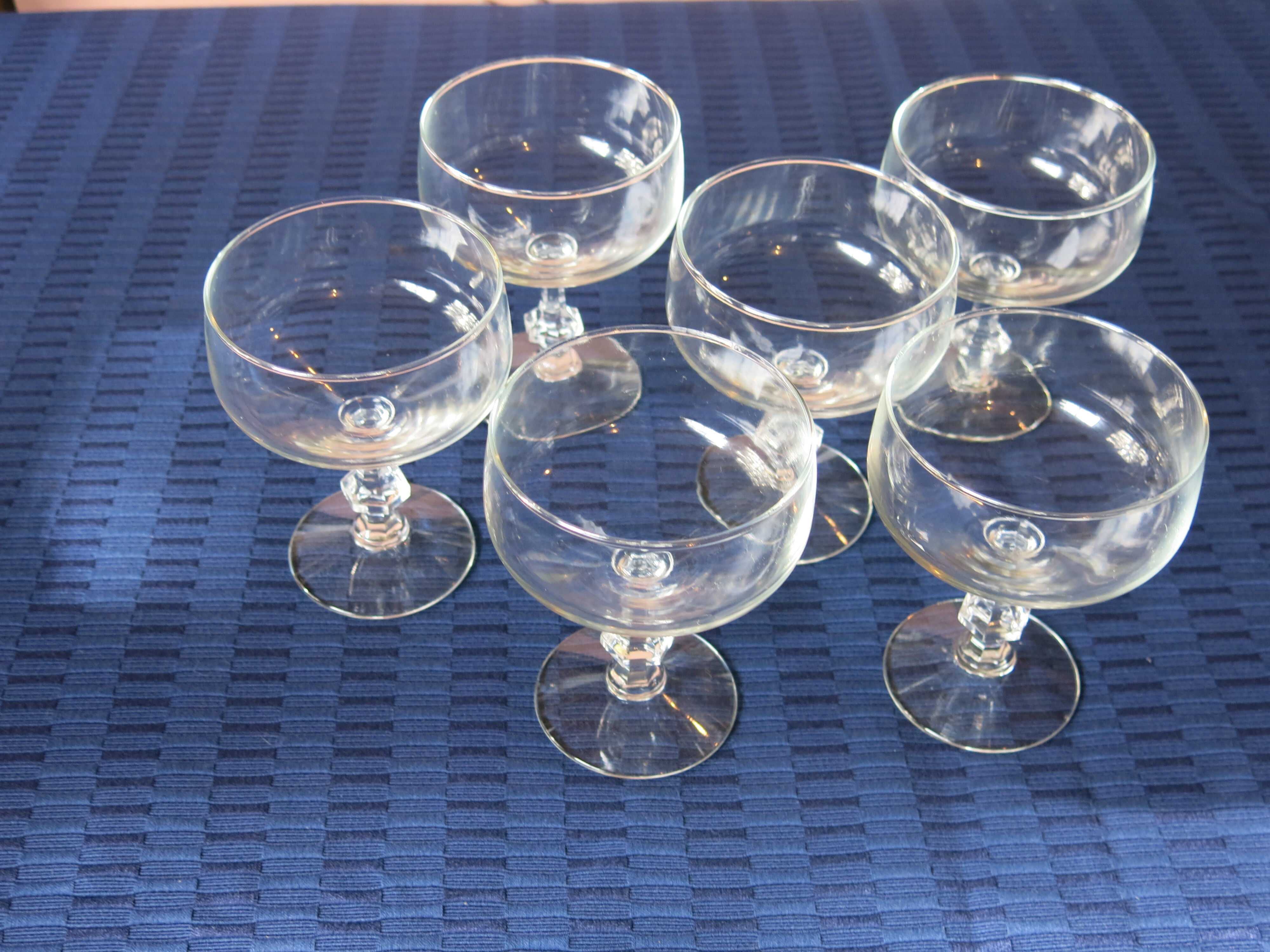 6 champagne or cocktail glasses in transparent glass in very good condition.