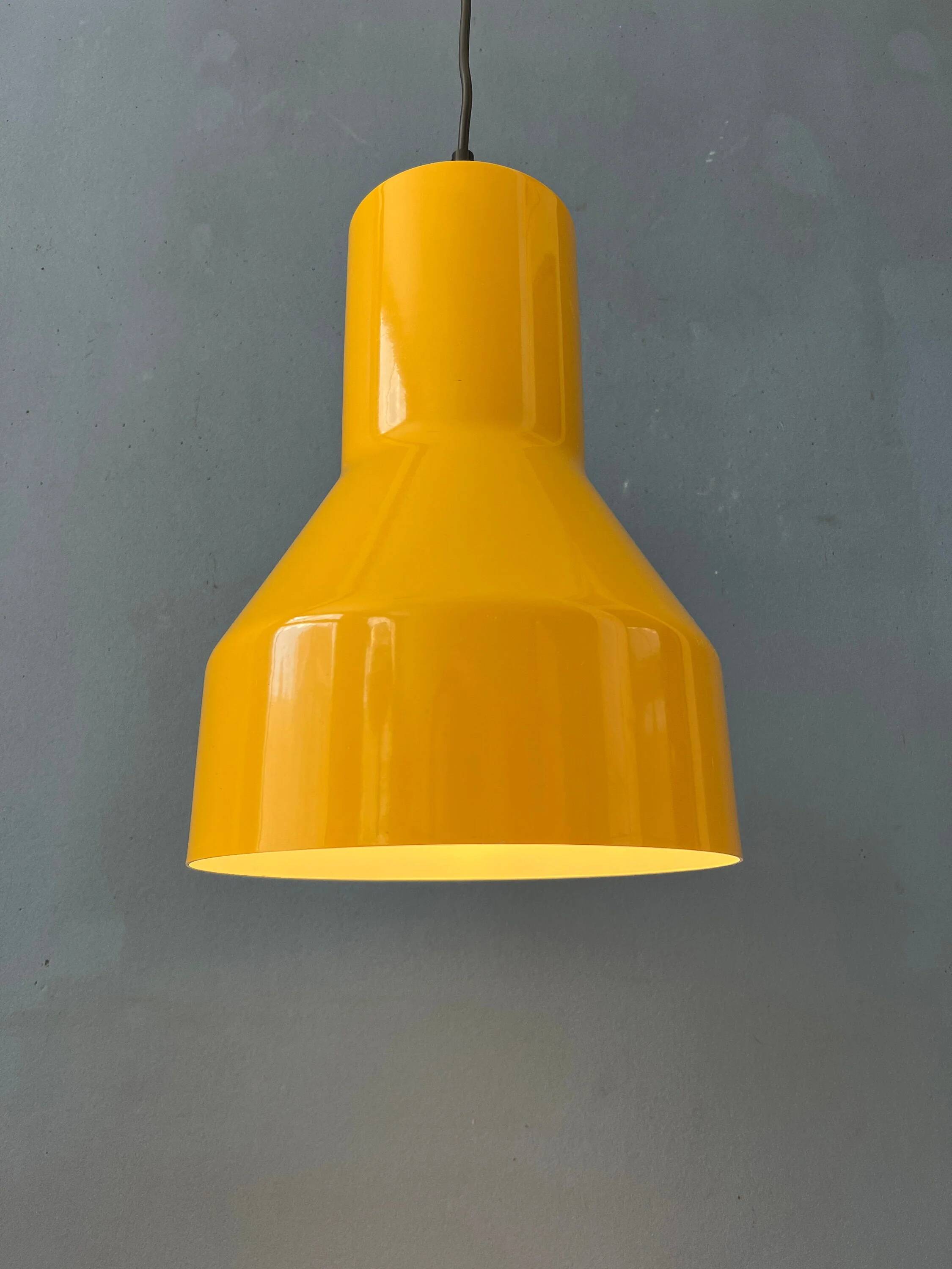 Suspension Space Age industrial in yellow metal