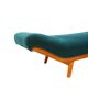 Canapé-lit vintage / chaise longue avec nouvelle tapisserie et magnifique menuiserie.