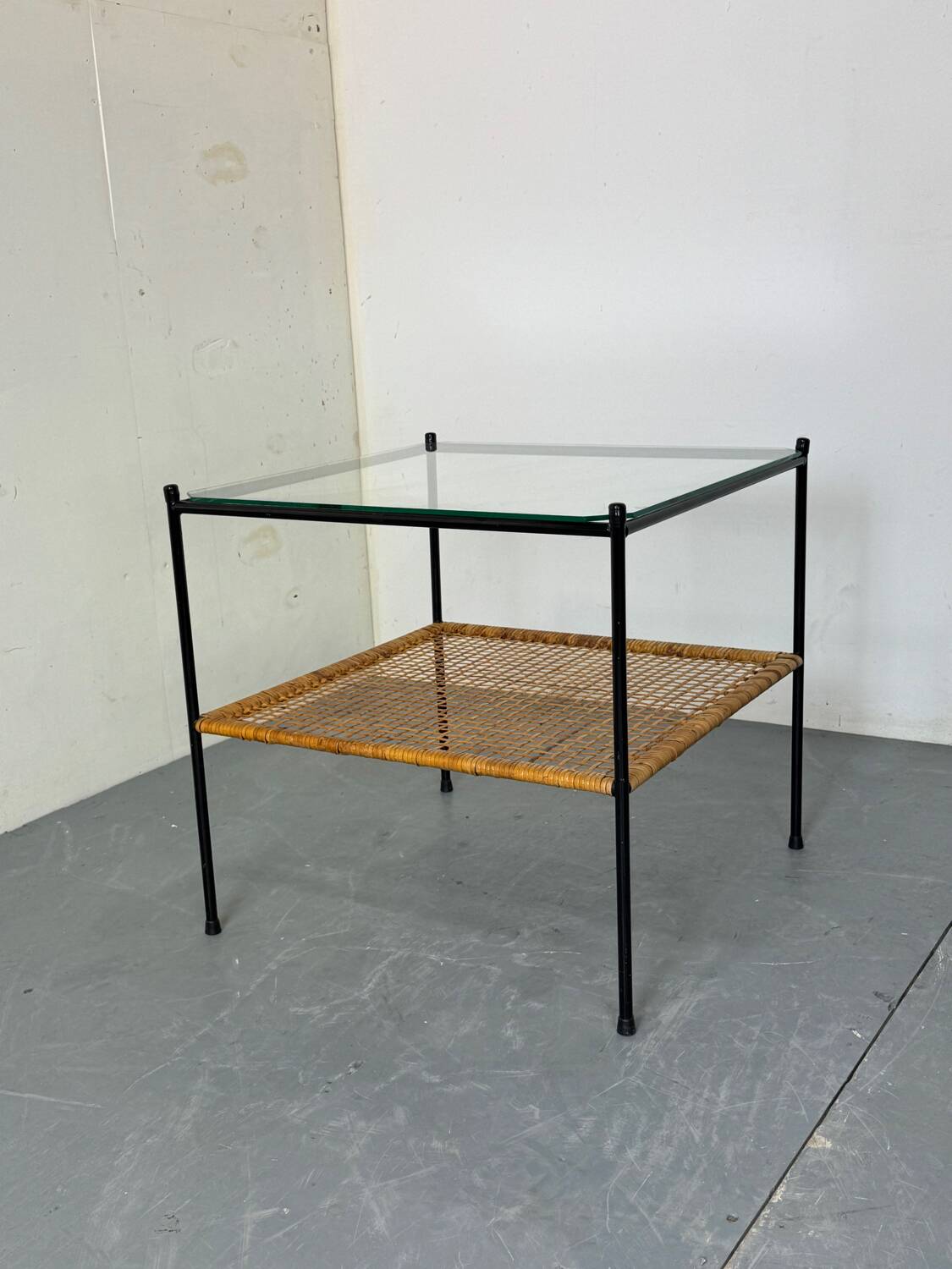 Table d'appoint ou table basse en rotin et verre de style danois moderniste du milieu du siècle