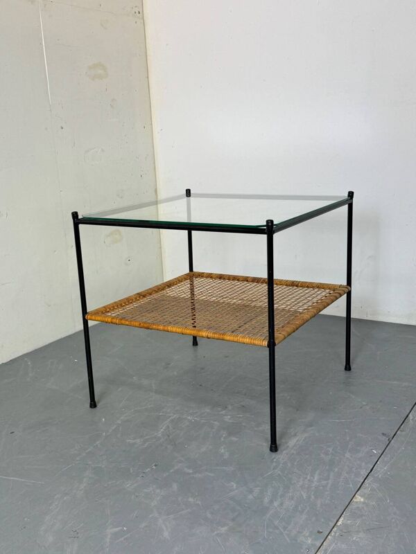 Table d'appoint ou table basse en rotin et verre de style danois moderniste du milieu du siècle