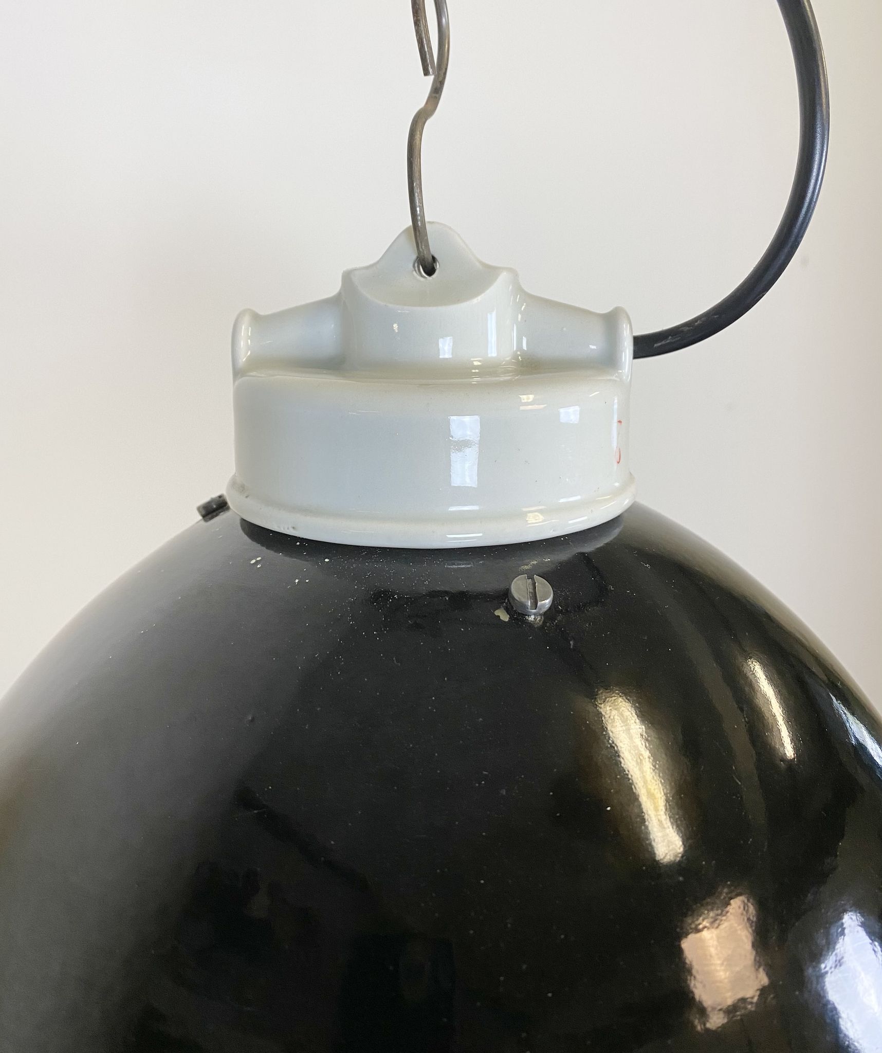Suspension industrielle en émail noir avec dessus en porcelaine, années 50