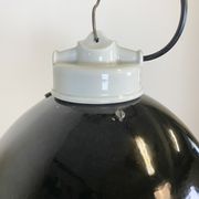 Suspension industrielle en émail noir avec dessus en porcelaine, années 50