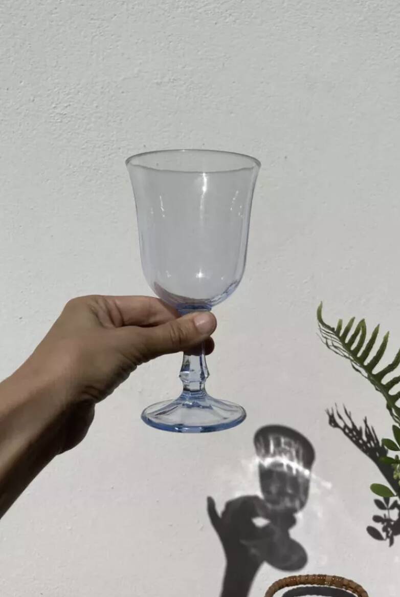 4 verres à pied bleutés