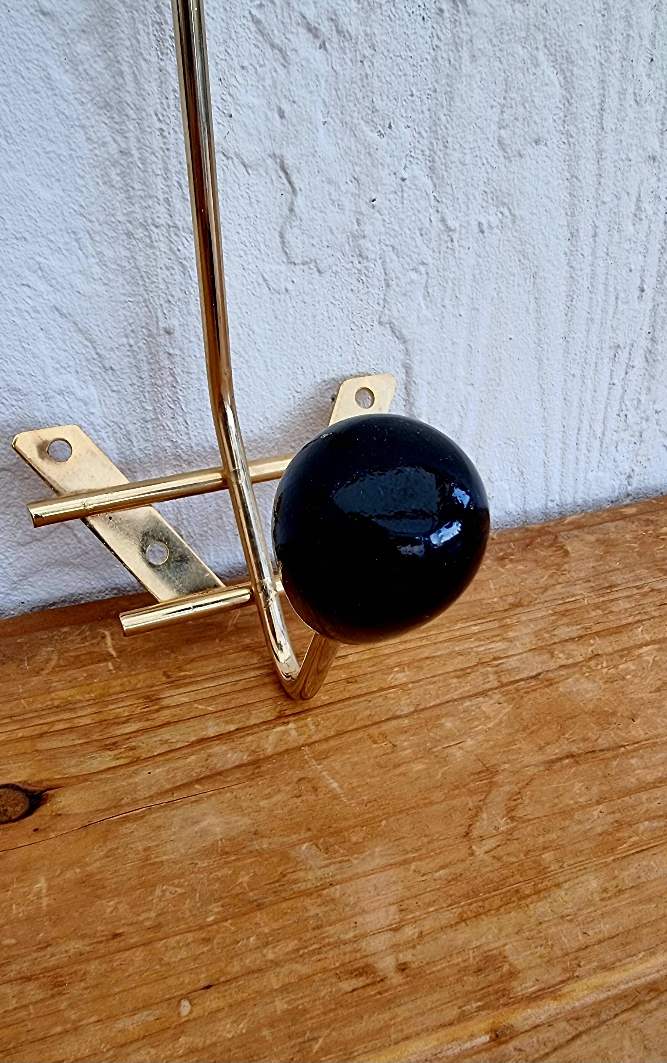 Patère en métal doré et boules noires, 1950