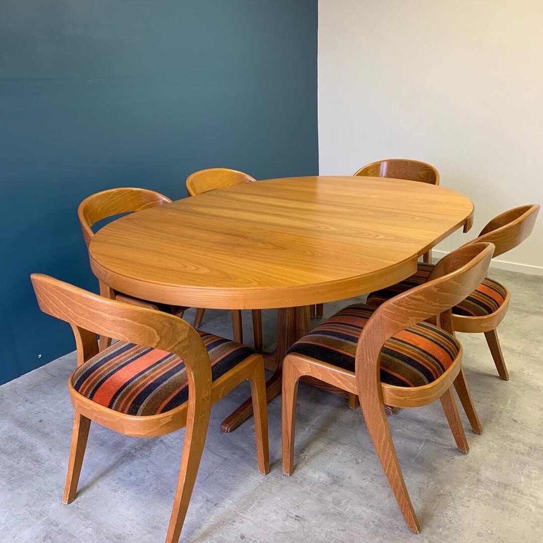 Baumann extendable round table