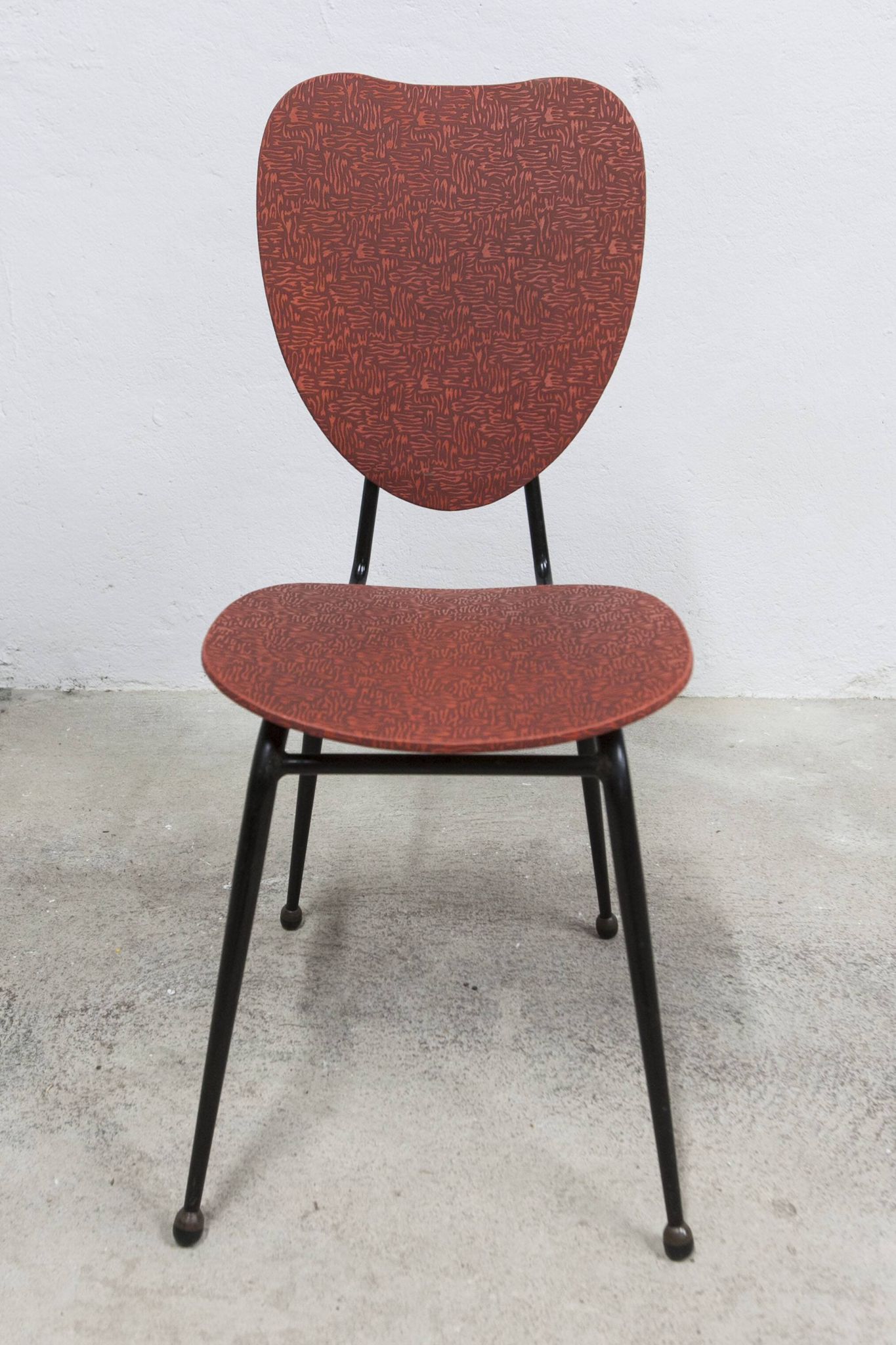 Vintage 70s chair in black lacquered metal and atypical red vinyl