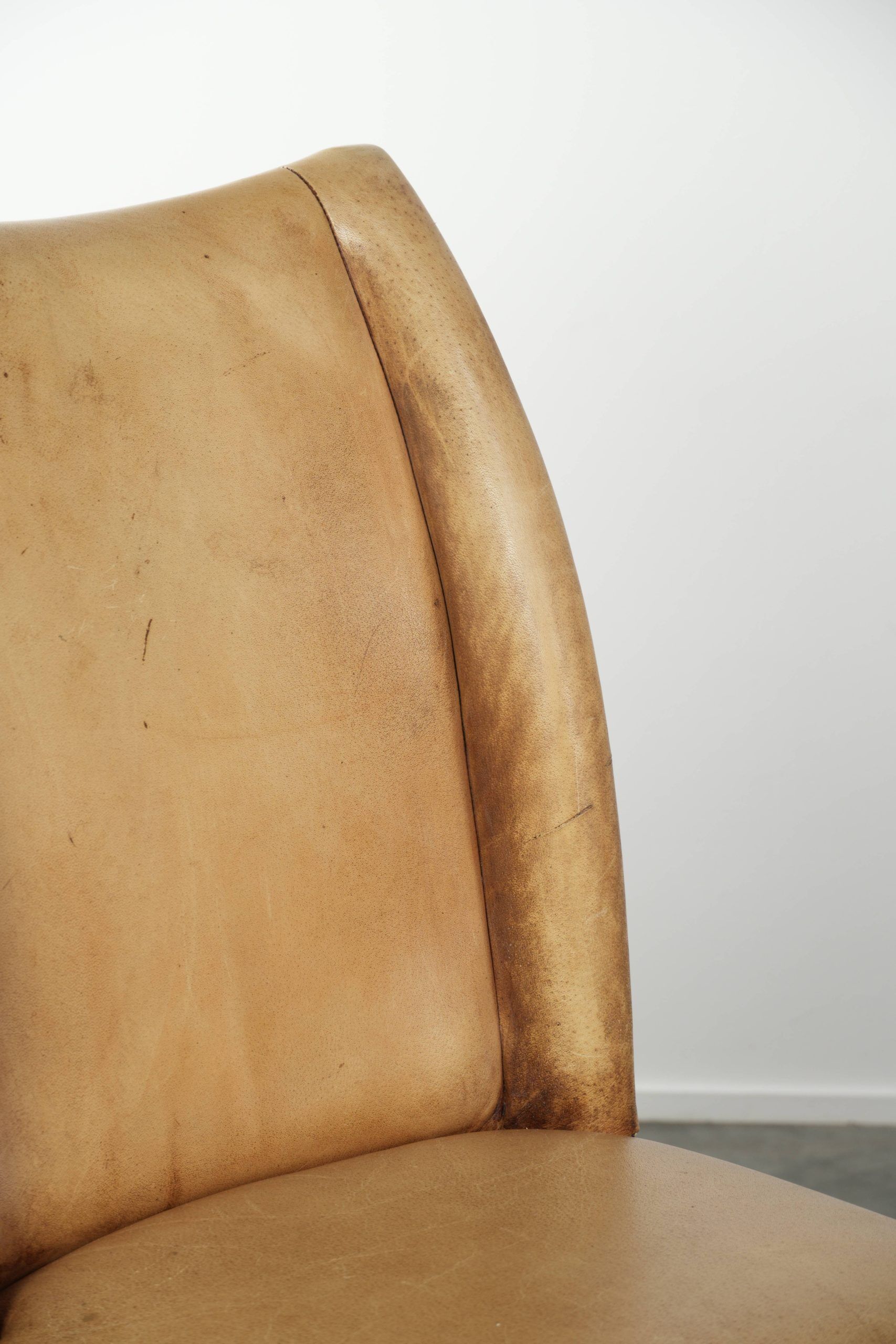 Ensemble de quatre chaises de salle à manger en cuir de vache avec un siège confortable et un dossier haut.