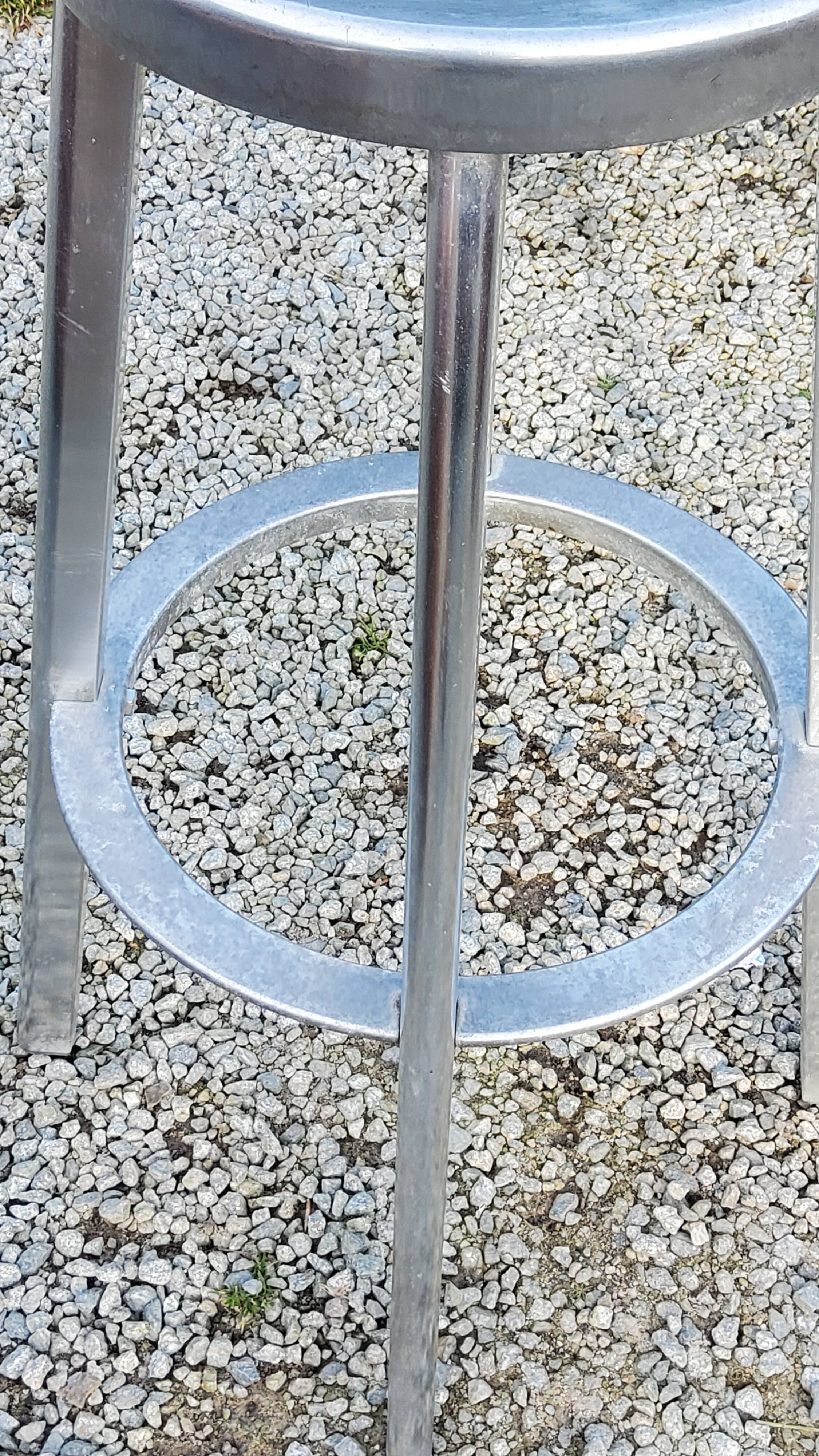 Tabouret haut de Naoto Fukasawa en fonte d’aluminium Magis éditeur Italy