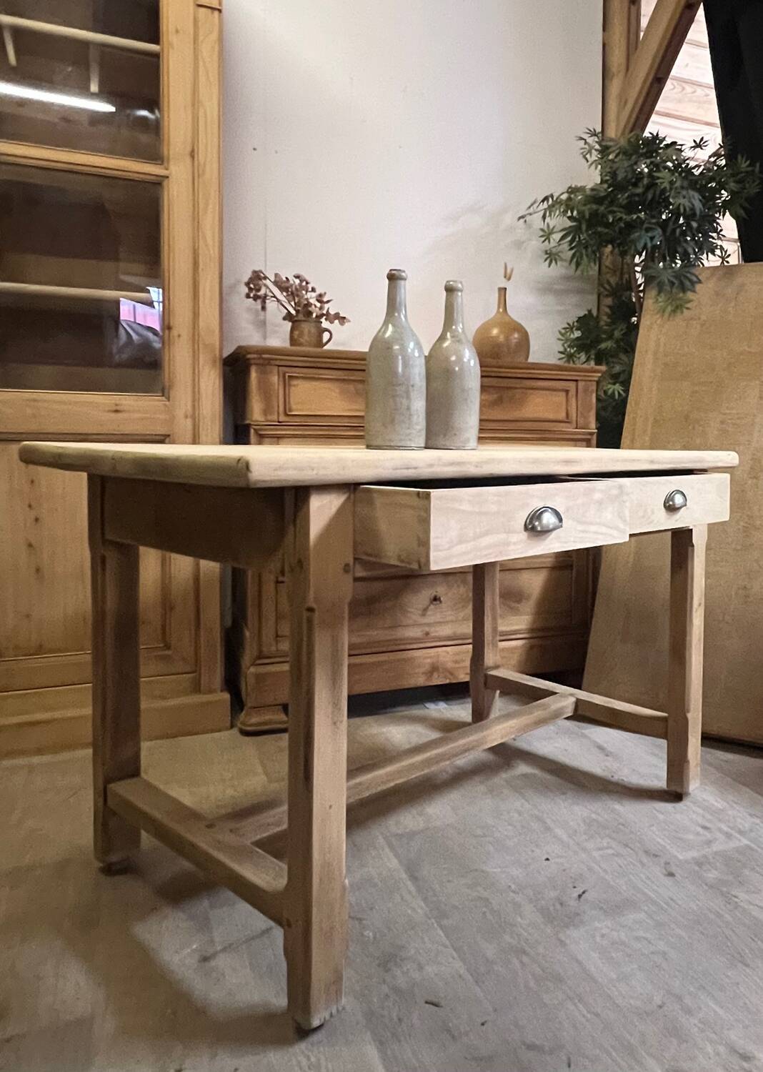 Old farmhouse table in raw solid oak, 2 drawers, seats 6 people.
