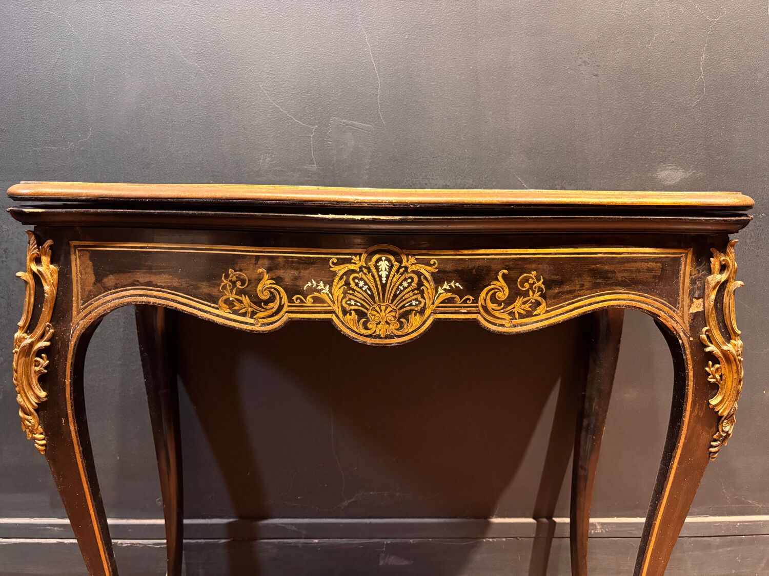 Antique wooden and brass game table – Timeless elegance