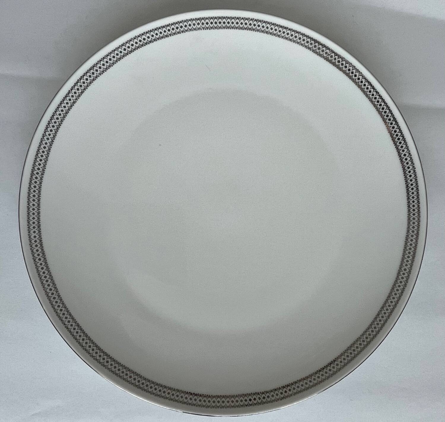 Set of 2 round white porcelain dishes