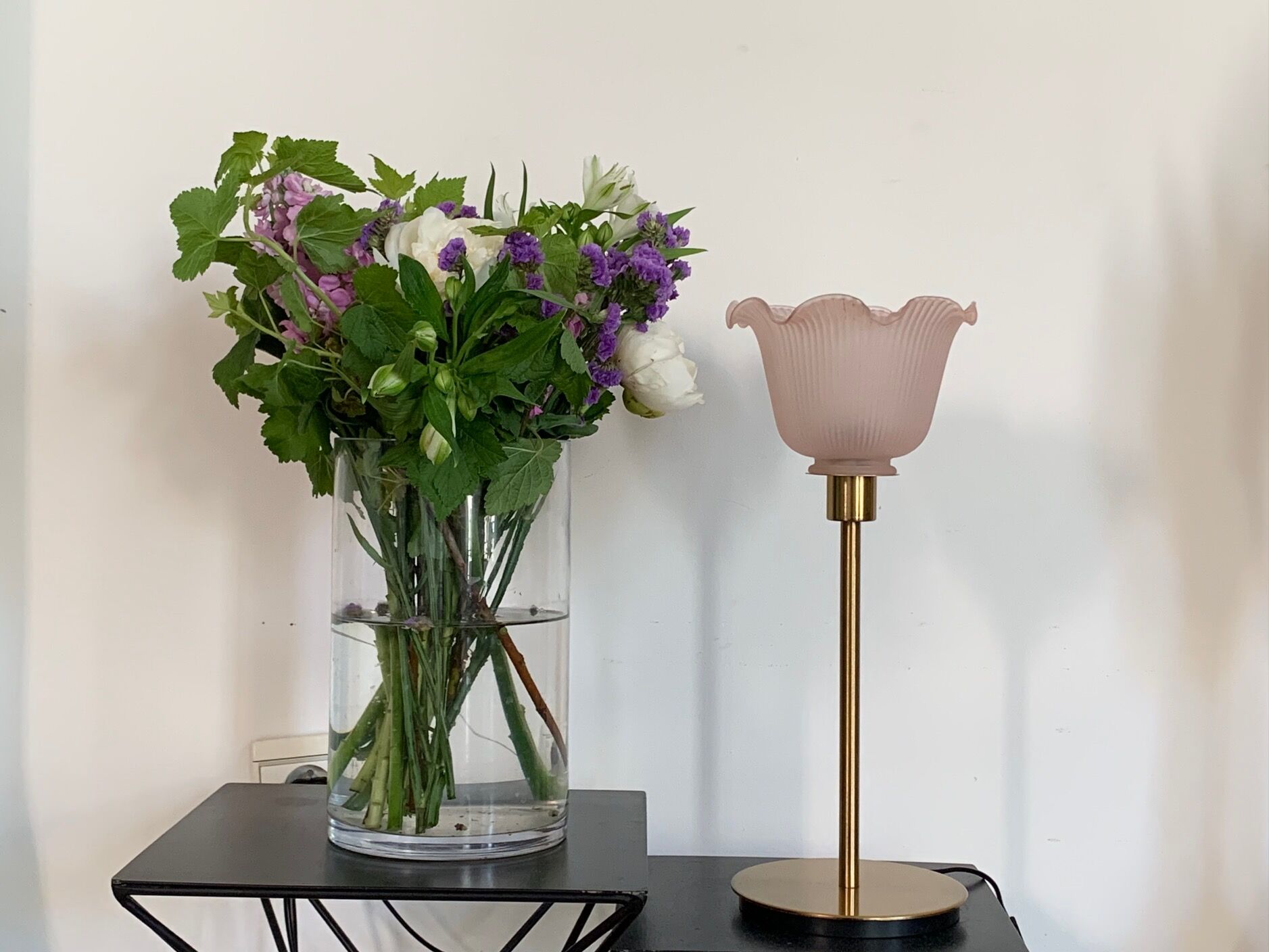 Lampe à poser avec globe en verre strié rose poudré