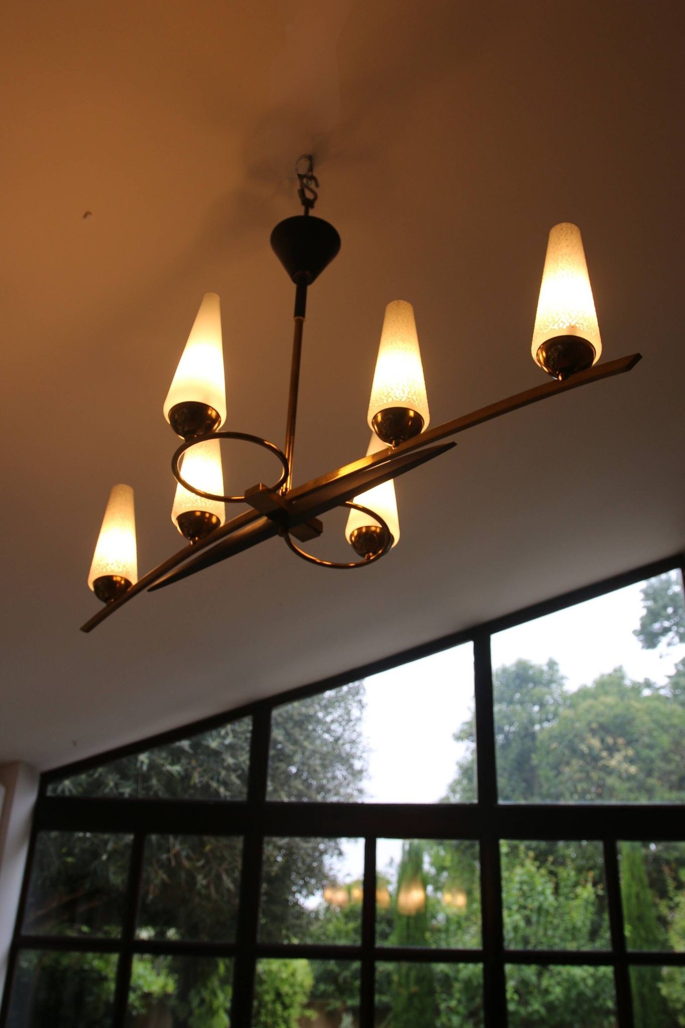Lustre 6 feux Mid-Century - Opaline et laiton - Style Lunel - Arlus