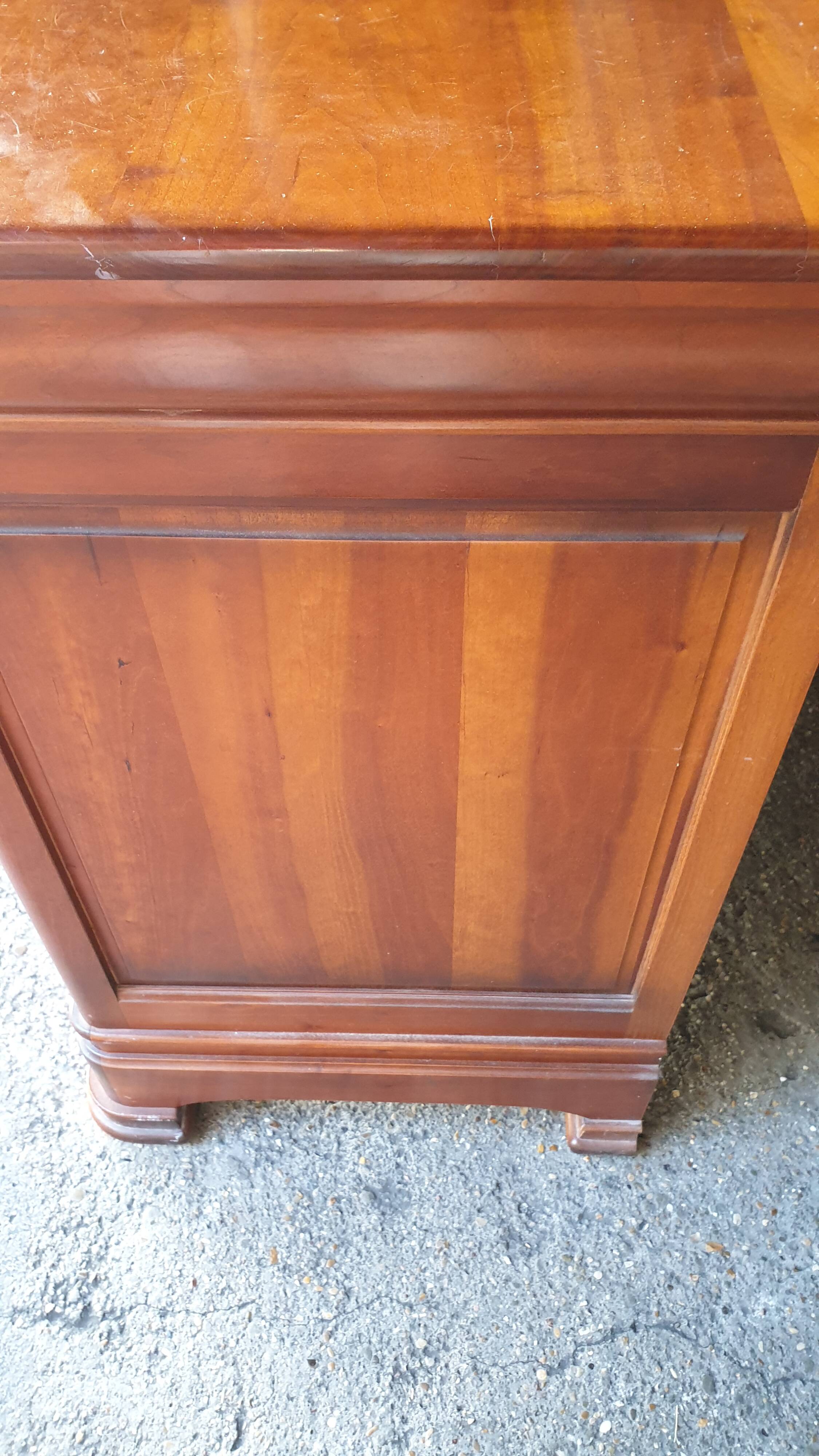 Commode louis Philippe à doucine 4 tiroirs merisier.