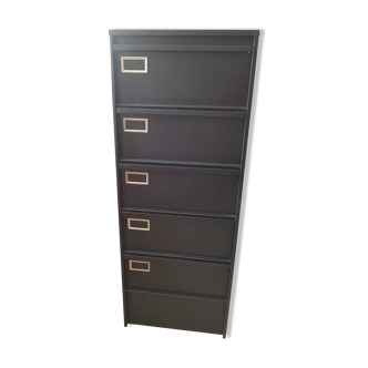 Metal furniture with valves