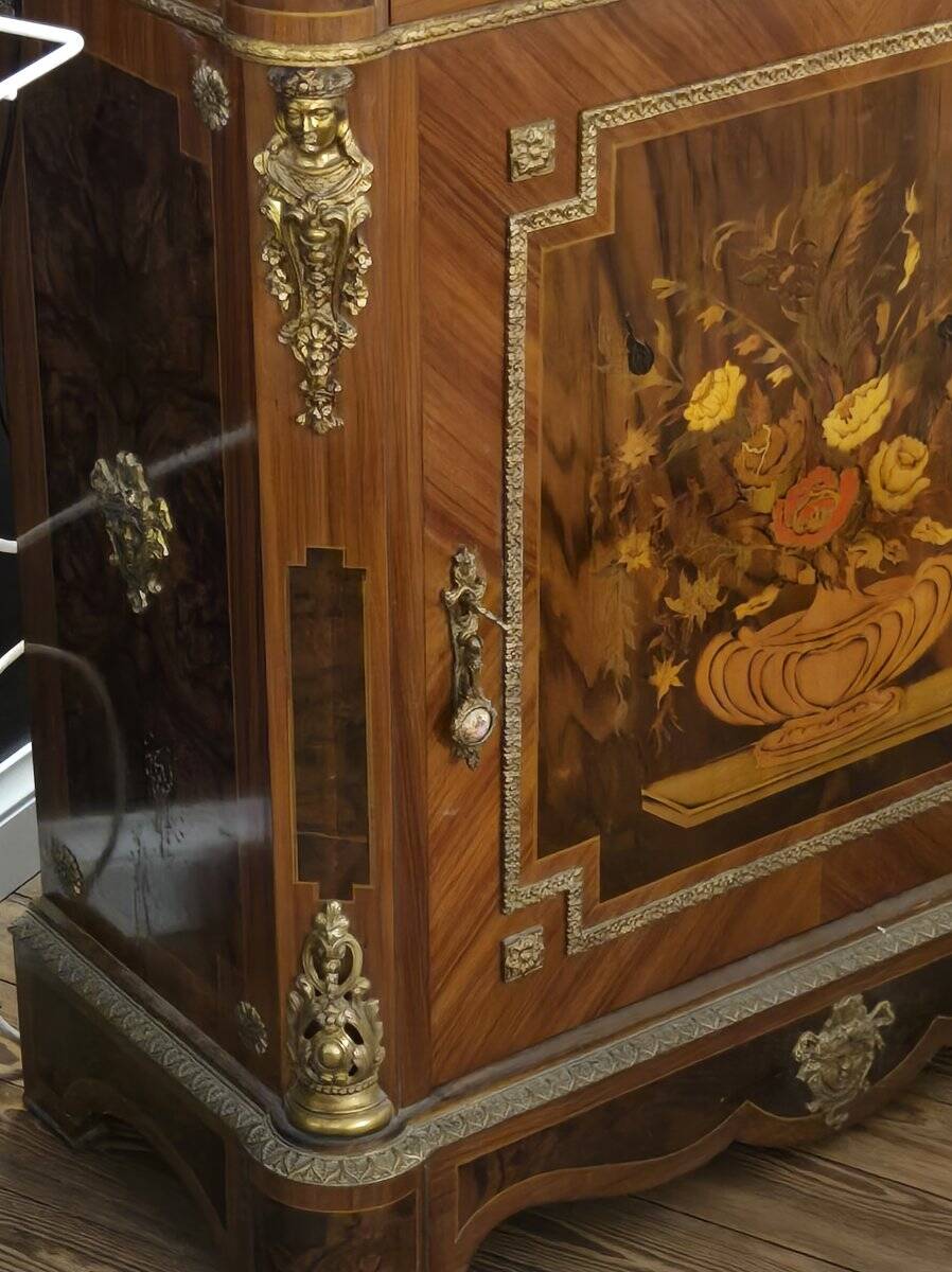 Support furniture in precious wood marquetry, richly decorated with floral marquetry.