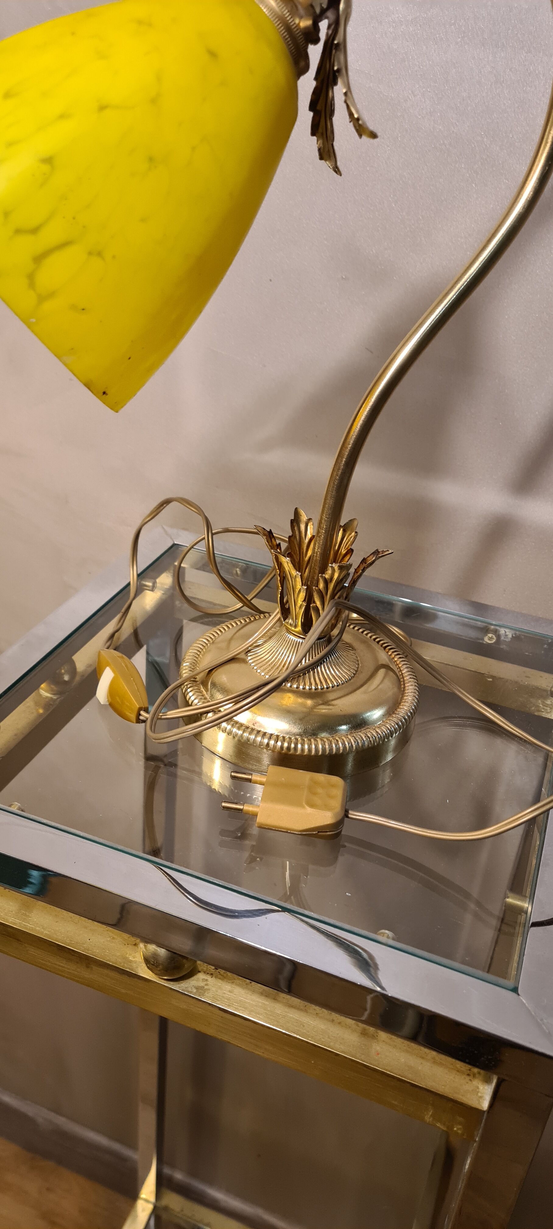 Golden steel lamp, with tulip old marbled yellow glass paste,