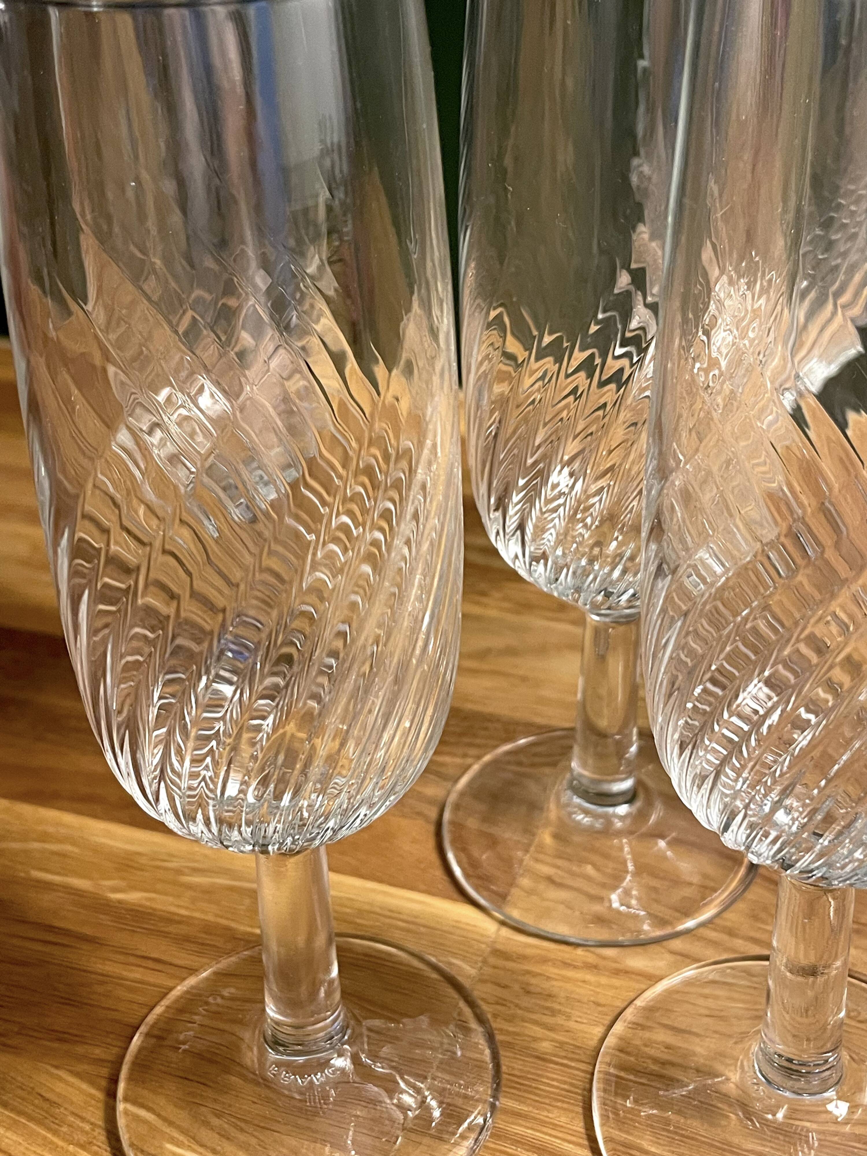 6 clear glass champagne flutes in very good condition