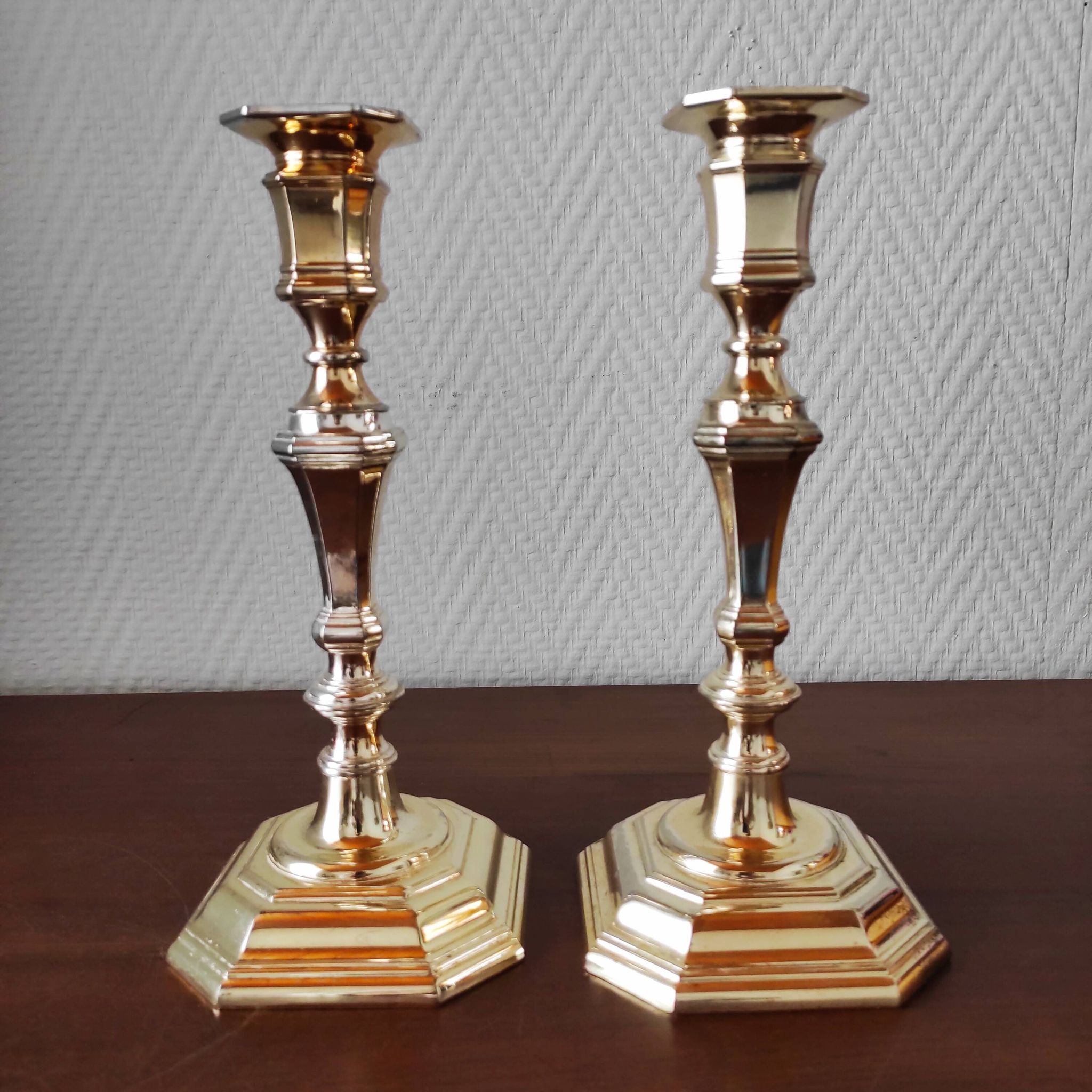 Paire de bougeoirs vintage classiques