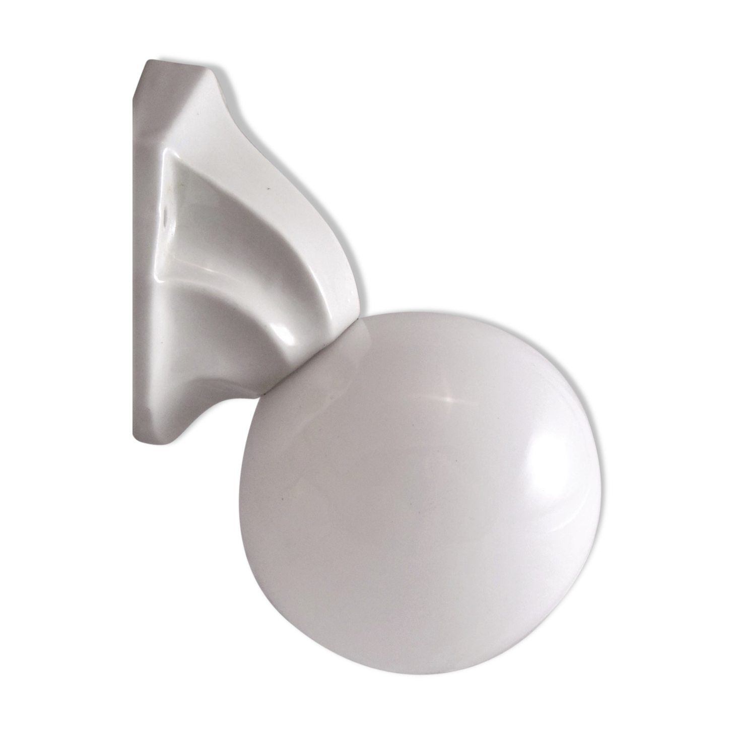 Applique Art Déco support porcelaine et globe opaline