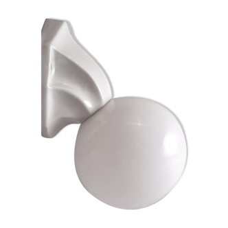 Applique Art Déco support porcelaine et globe opaline