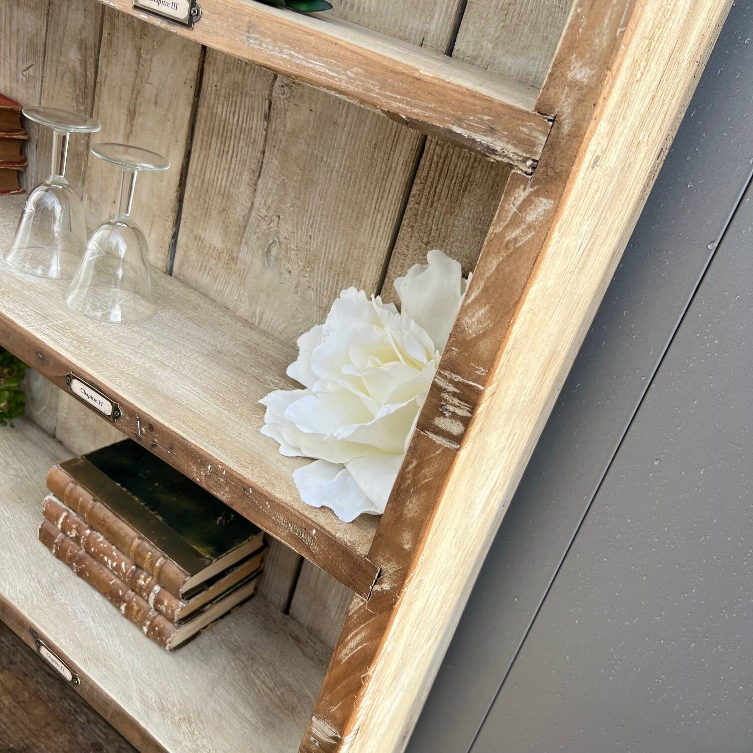 Haut de vaisselier transformé en étagère, en chêne