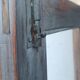Armoire vitrée en bois ancien blanchi