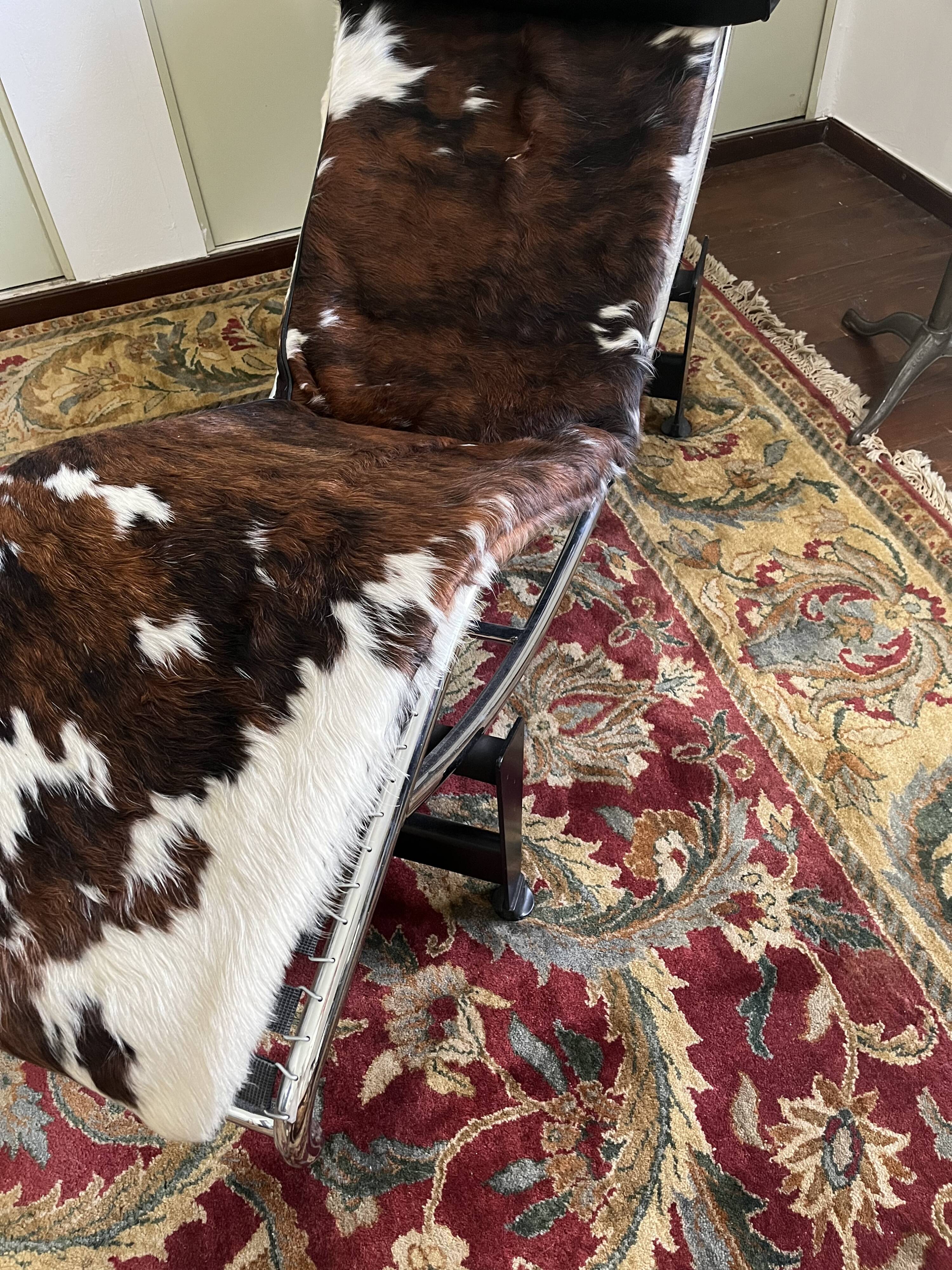 Leather chaise longue